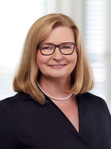Lächelnde Frau mit Brille und Perlenkette, Mitglied des Kuratoriums